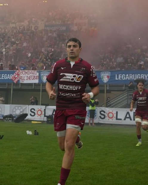 Nicolò Casilio entra in campo allo stadio per la finale Scudetto