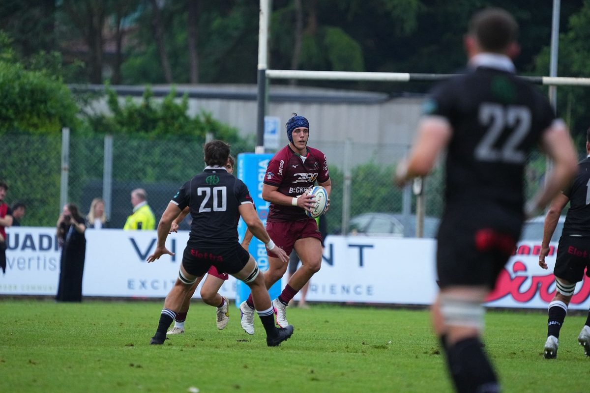 Fabio Ruaro palla in mano con la maglia del Valorugby Emilia